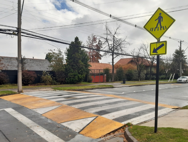 Cruce Peatonal A Nivel Notoriamente Demarcado Y Se Alizado